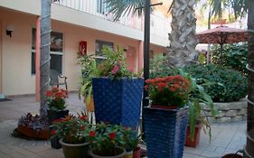 Lago Mar Motel And Apartments